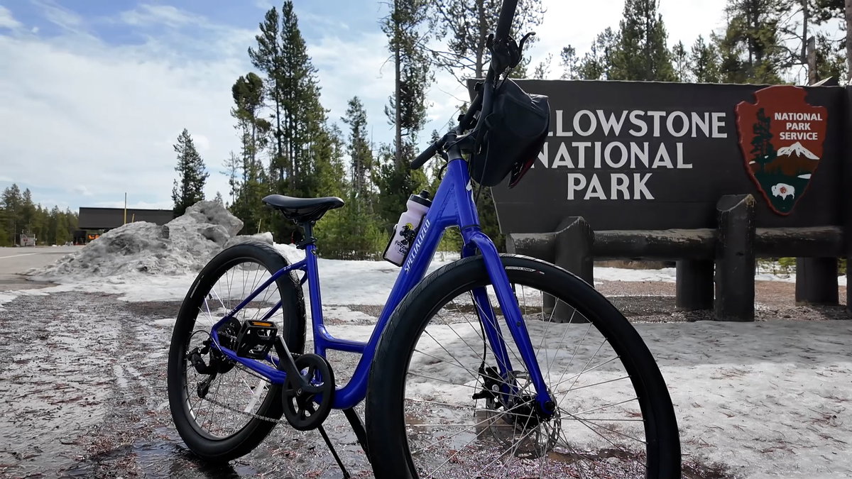 yellowstone-national-park-sign-with-bike-U5CIrY.jpg