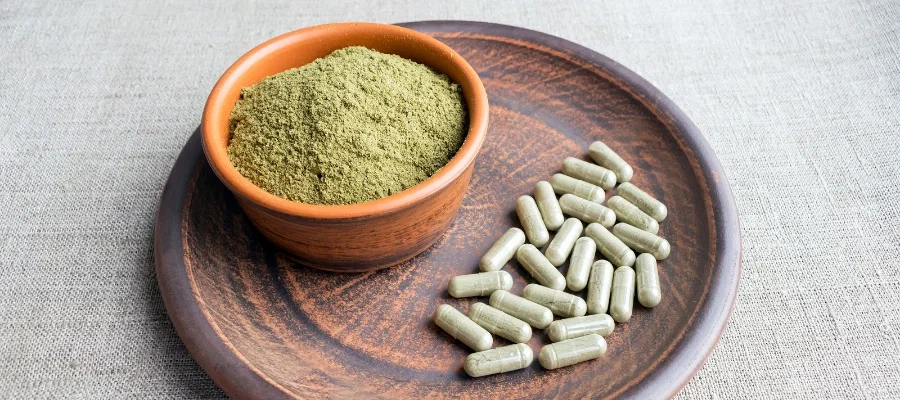 Image-of-kratom-powder-and-tablets-representing-its-addictive-potential-D06LLV.webp