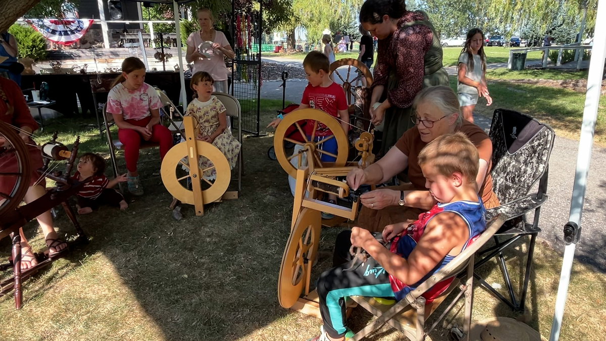 Spinning-wheels-of-wool-AxbrdS.jpg