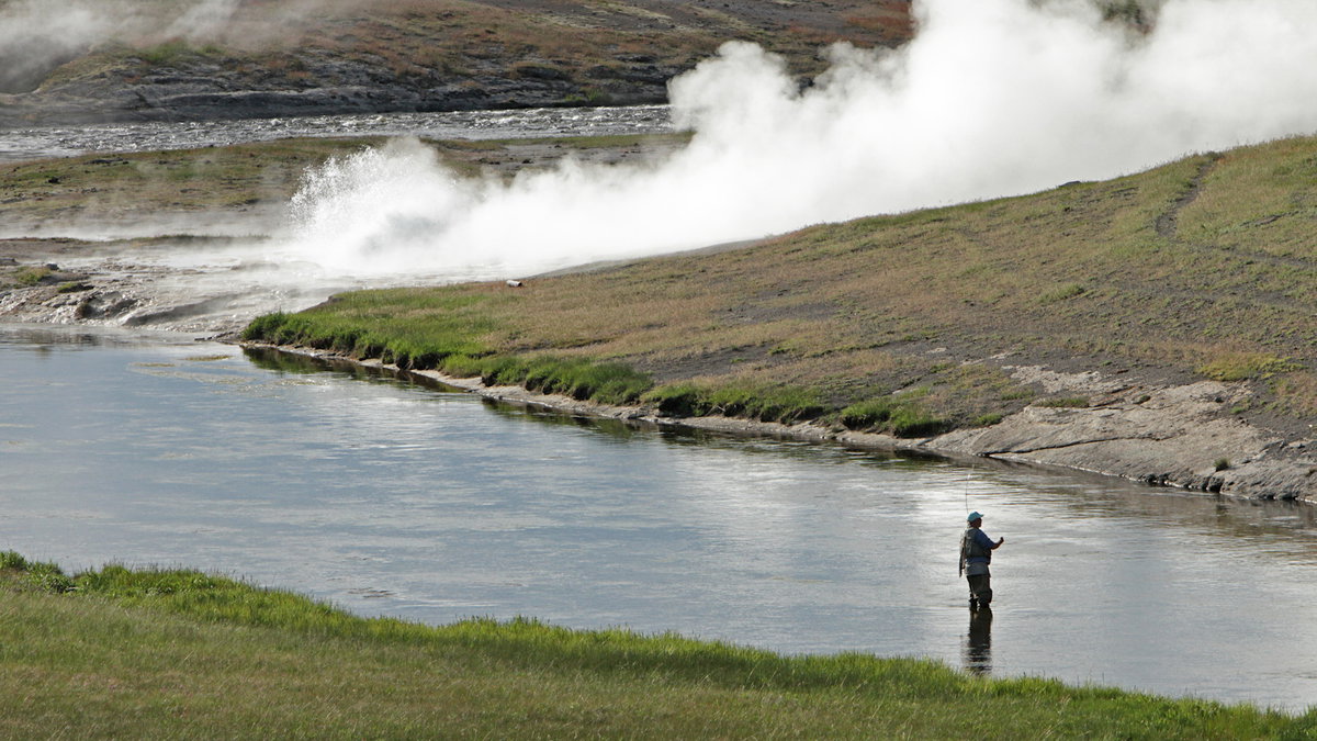 Yellowstone-Fishing-6O1rdJ.jpg