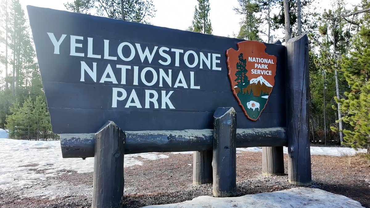 Yellowstone-National-Park-Sign-PkNxNa.jpg